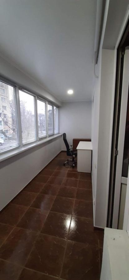 Large 2-Bedroom Apartament In The Center キシナウ エクステリア 写真